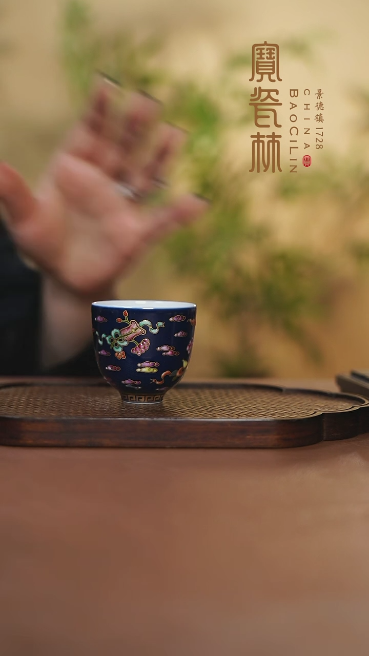 霁蓝地珐琅彩八宝铃铛杯