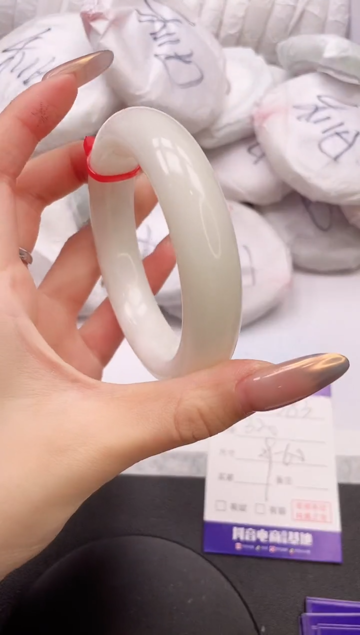 【闪购商品】石英质玉手镯未镶嵌30K383-59