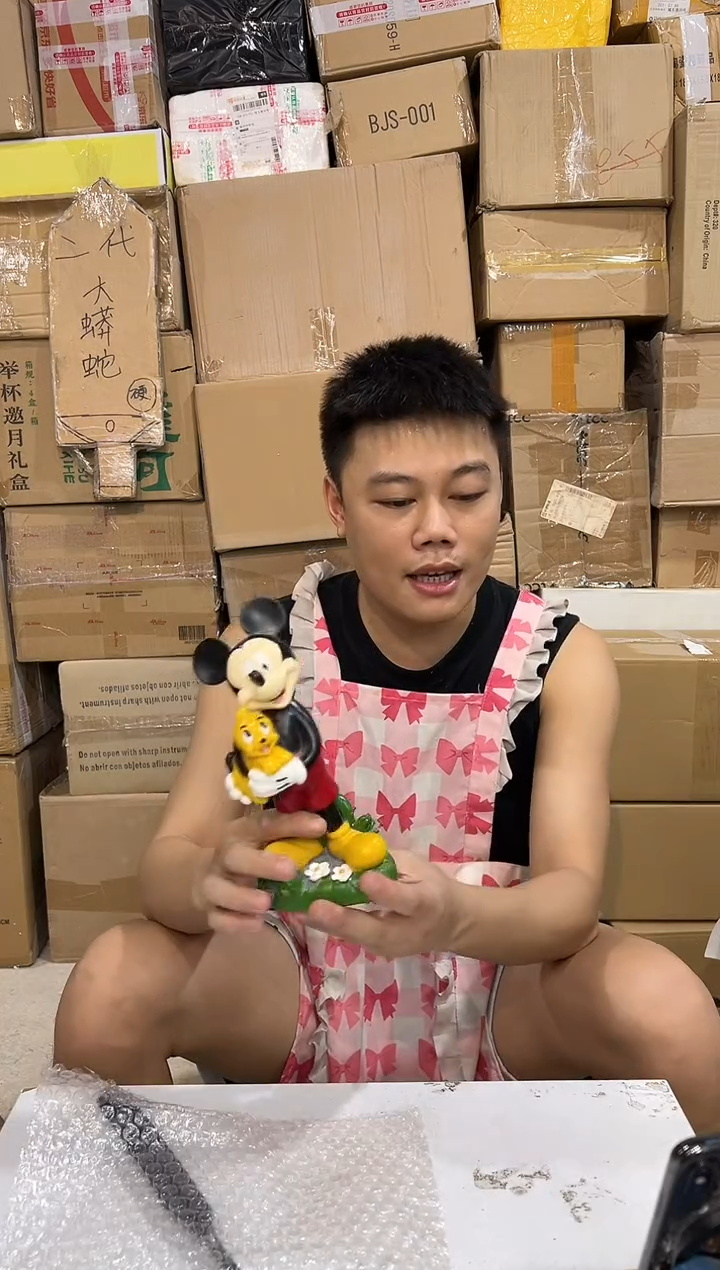 瓷片米奇抱布鲁托摆件 树脂