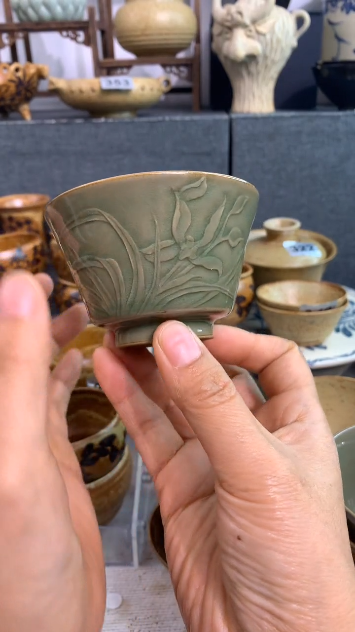 现代莓*玉耀州窑瑕品口沿内有裂青瓷浮雕干刻主人杯一只