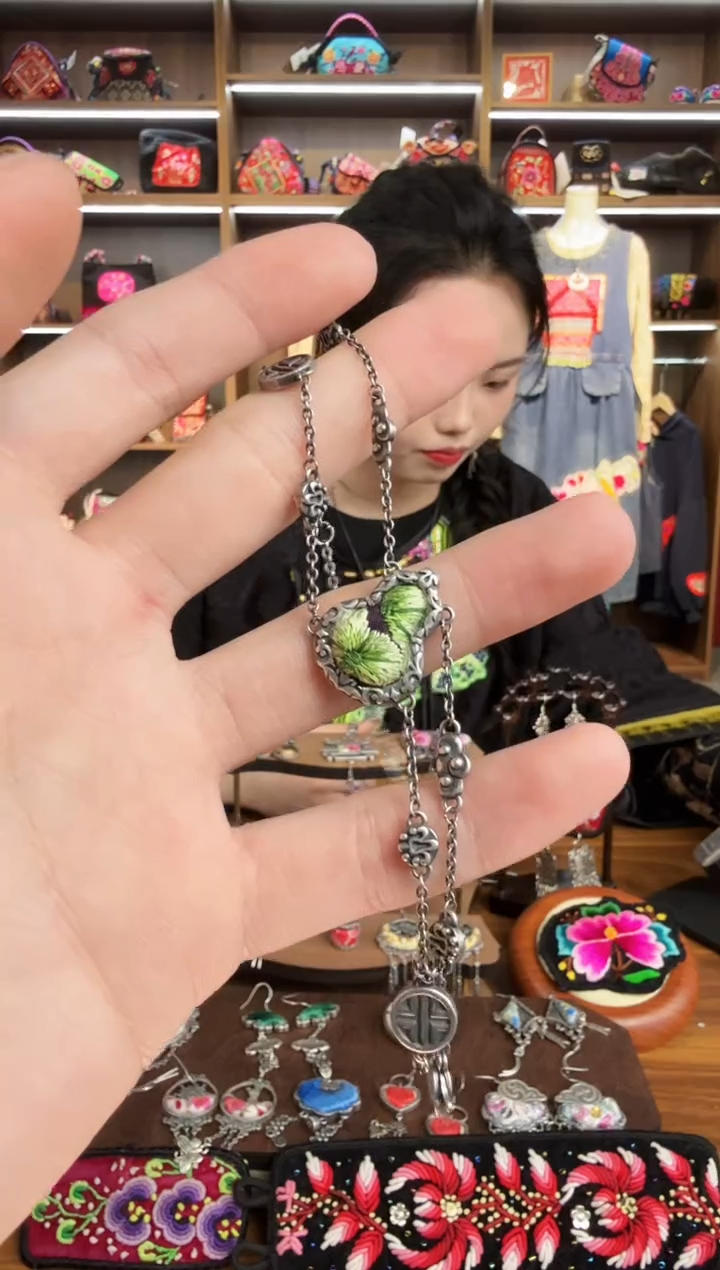 【闪购商品】织绣13蒙阿苏苗绣传承