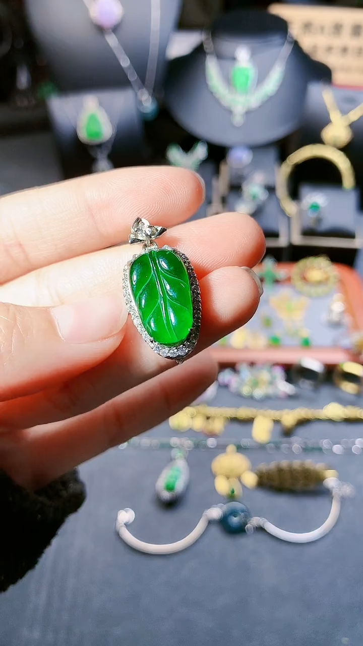 【闪购商品】翡翠吊坠(赠链)银S925镶嵌吊坠