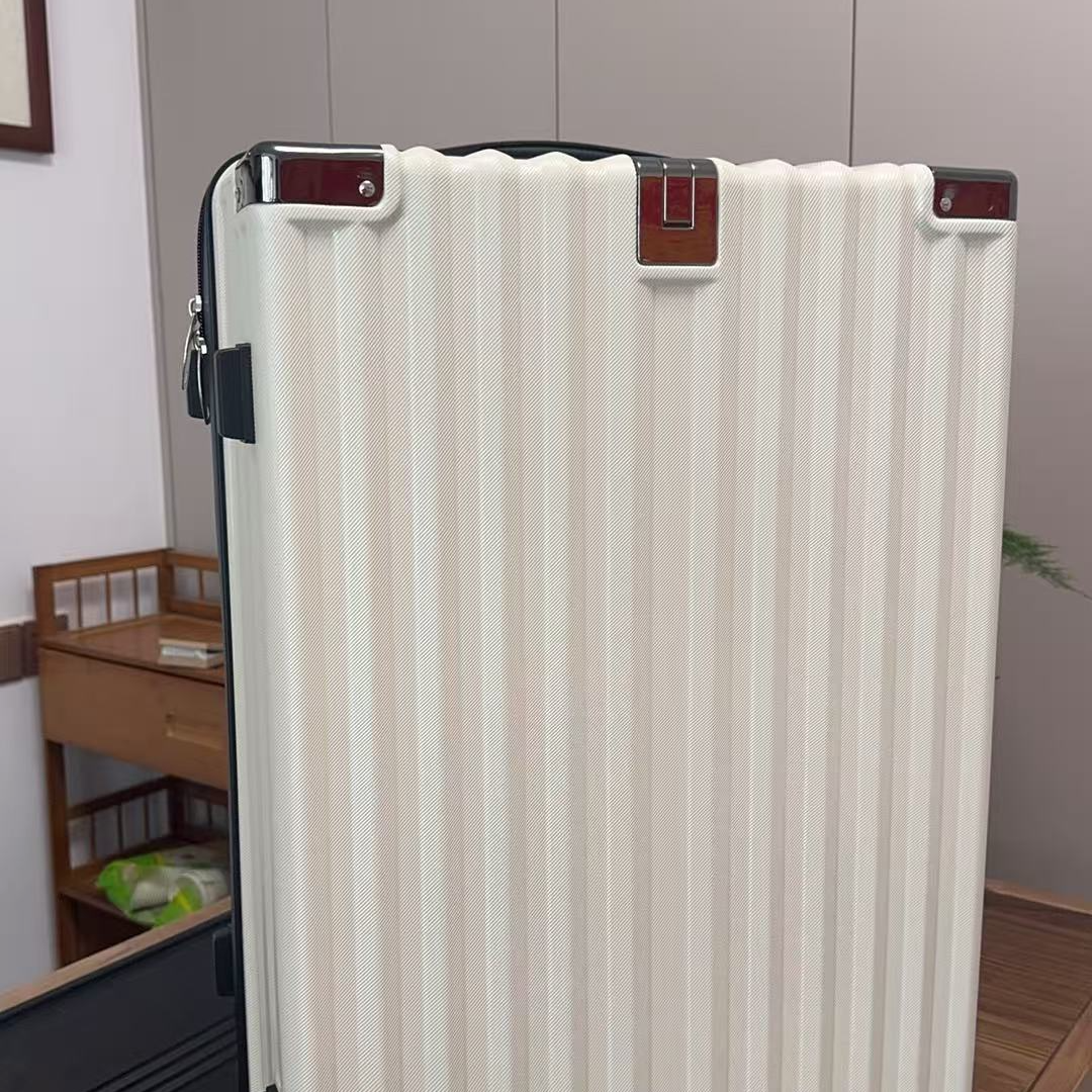 2025新款24寸行李箱密码锁自带转向内制干湿分离区