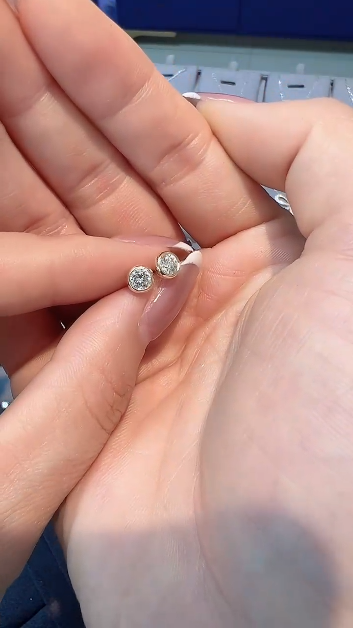 【闪购商品】50分耳钉18K金镶嵌钻石多样性发一