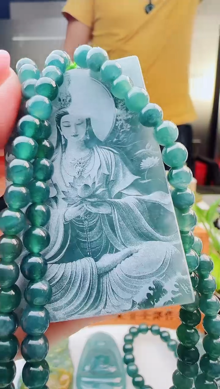 翡翠未镶嵌颈饰多样性发货其中一件