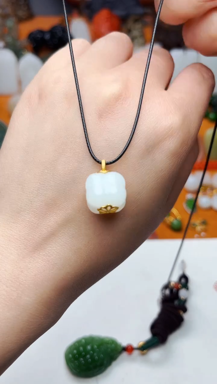 【闪购商品】和田玉颈饰18K金镶嵌小柿子