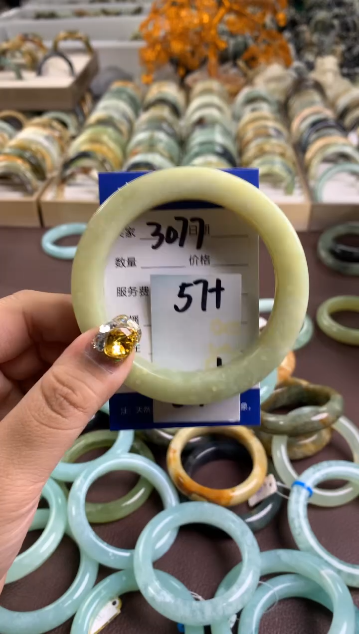 【闪购商品】蛇纹石玉手镯未镶嵌3077