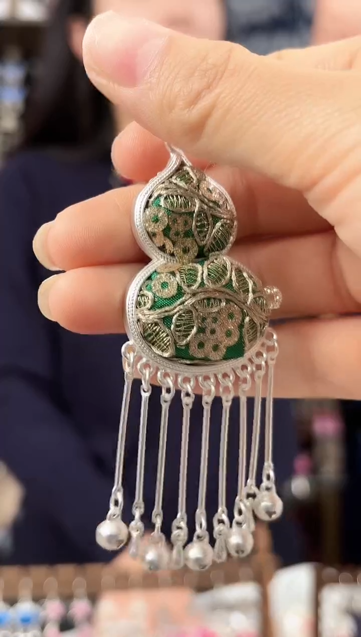 织绣六***雨民族风非遗老绣饰品630