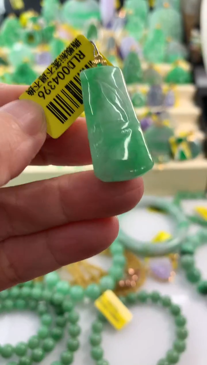 颈饰18K金镶嵌翡翠挂件