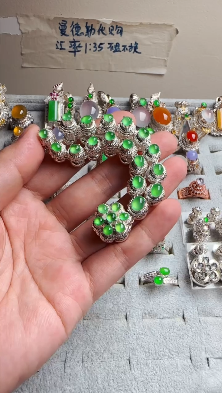 【闪购商品】定制翡翠未镶嵌炸光木那荧光绿套链
