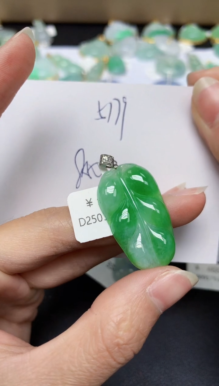 翡翠18K金镶嵌颈饰 天然翡翠A货