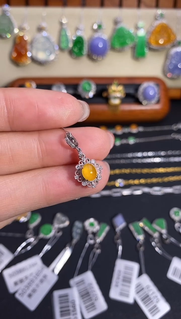 【闪购商品】翡翠颈饰18K金镶嵌吊坠