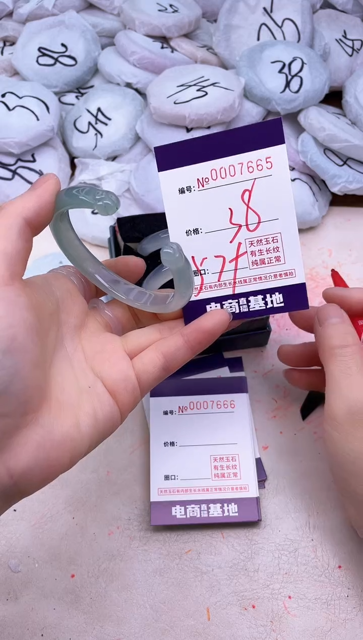 玛瑙/玉髓手镯未镶嵌7665