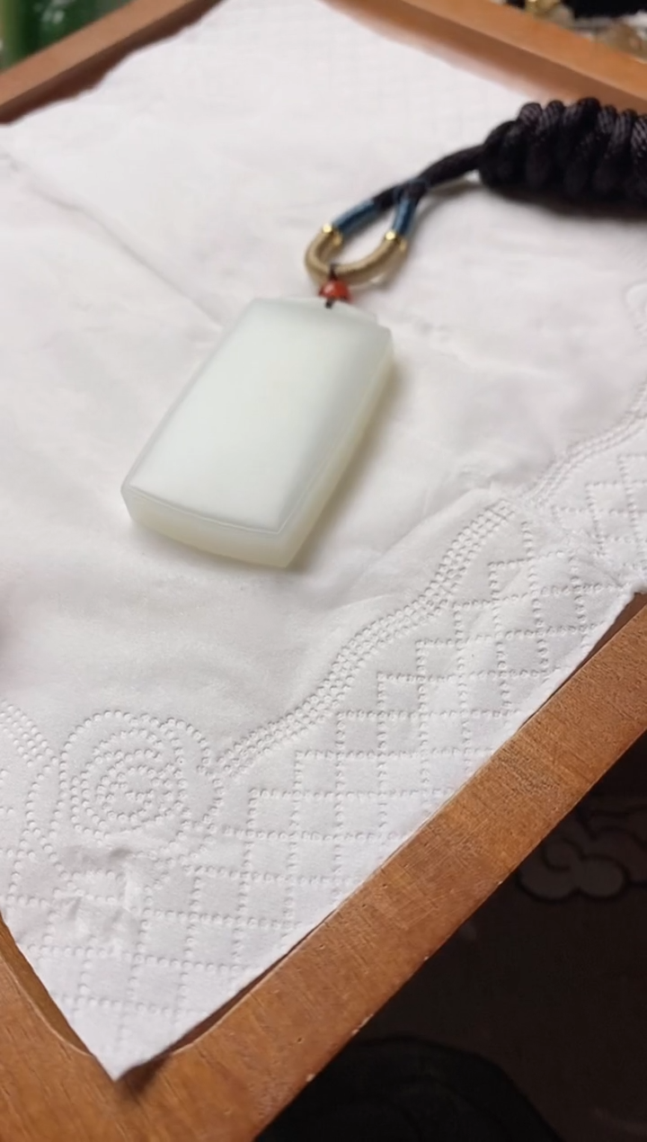 颈饰未镶嵌和田玉吊坠