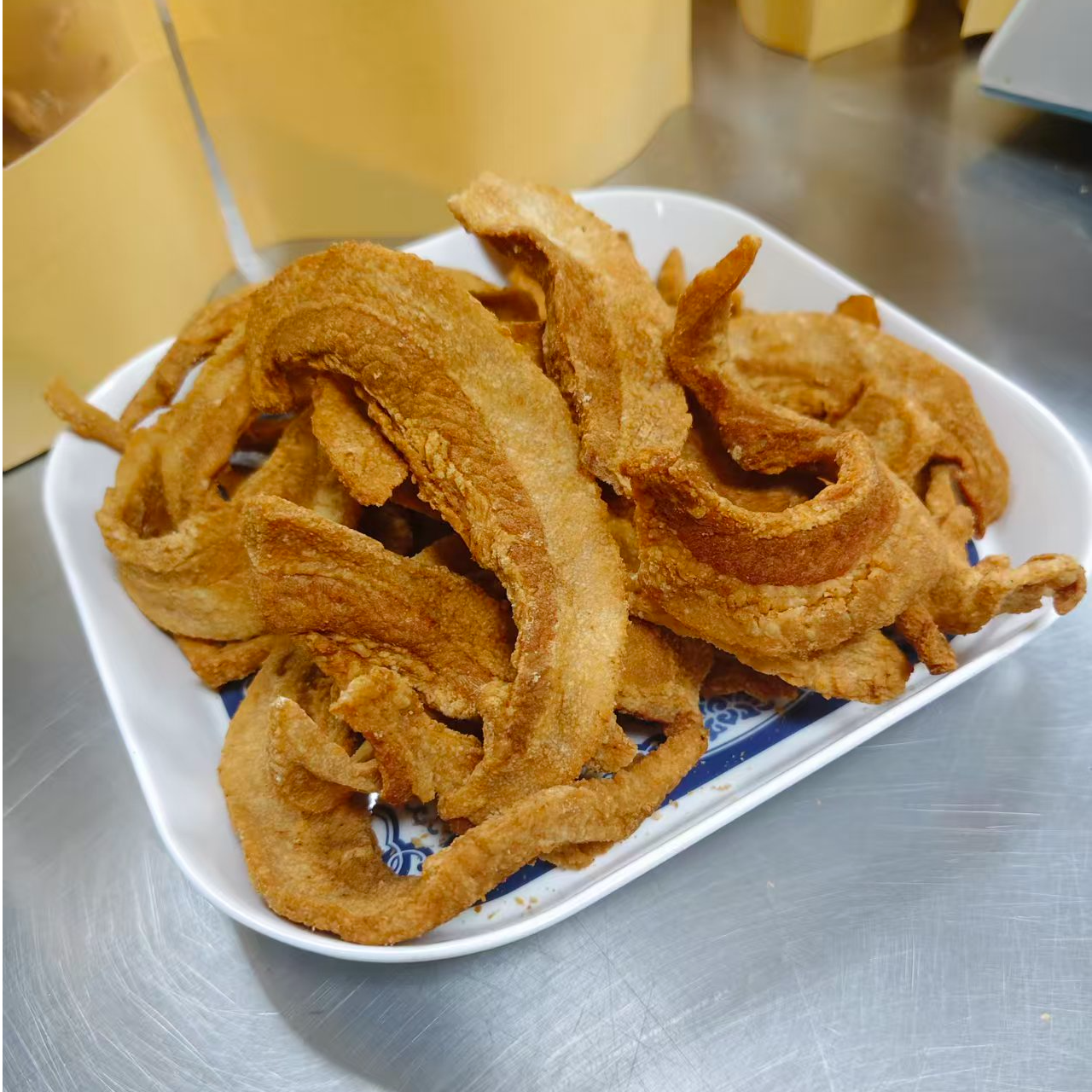 青岛特产猪肉脂渣条，经典5肥5瘦比例，酥脆可口香而不腻