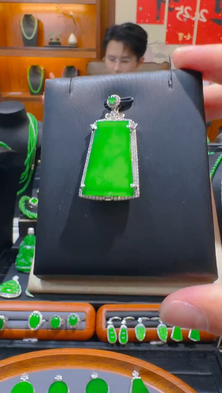 【闪购商品】翡翠吊坠(赠链)银S925镶嵌天然A货翡翠