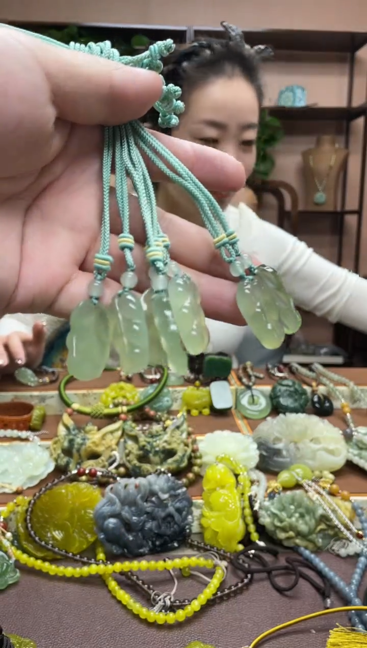 未镶嵌岫玉吊坠多样性发货发其中之一