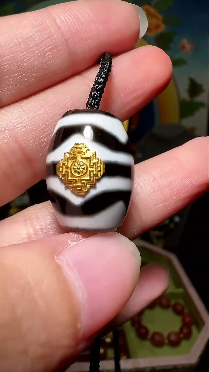 吊坠玛瑙18K金镶嵌吊坠