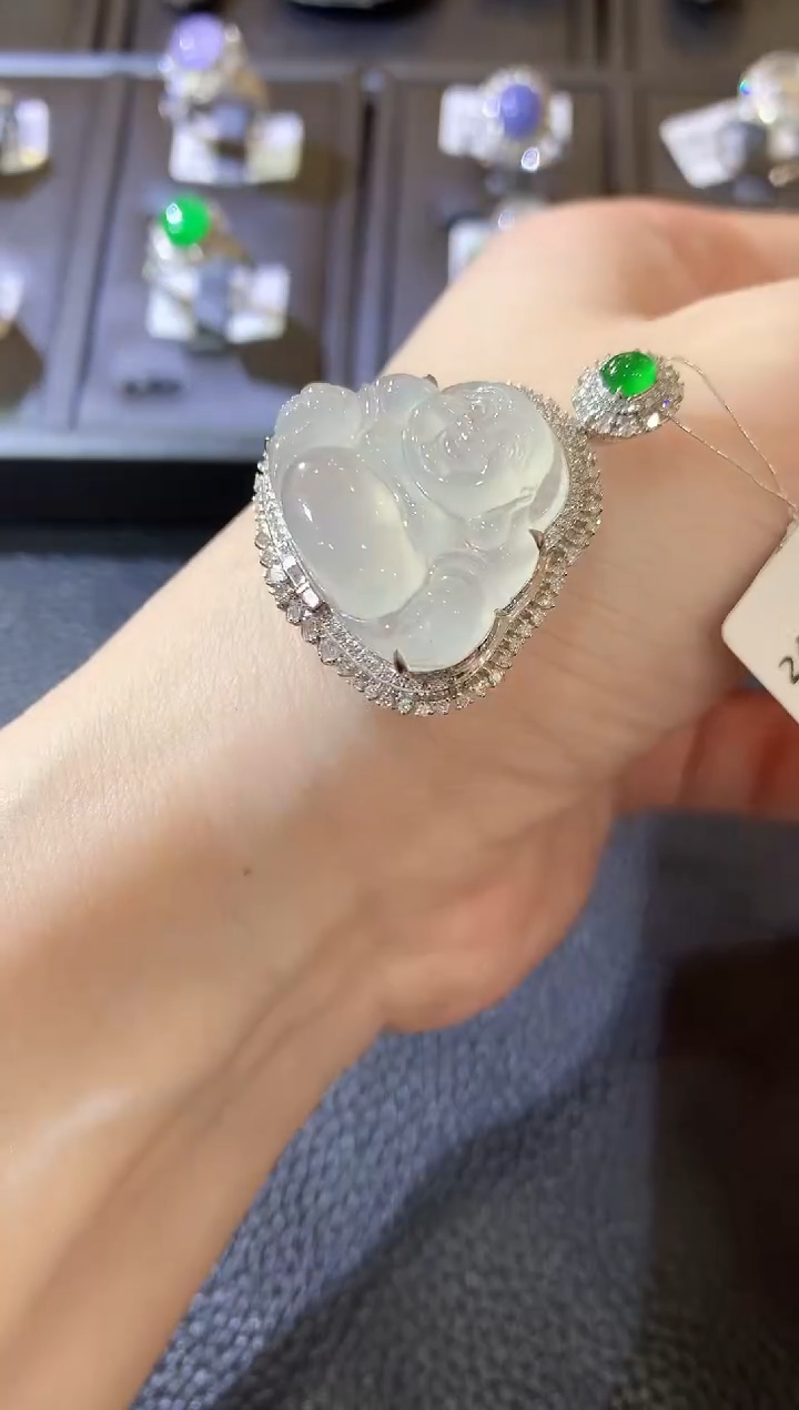 【闪购商品】翡翠吊坠(不含链)18K金镶嵌C60 