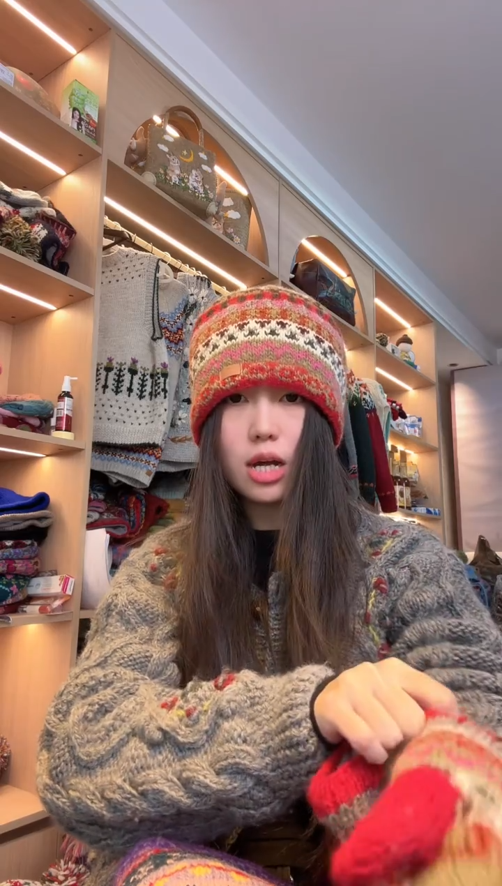 羊毛红色提花帽  