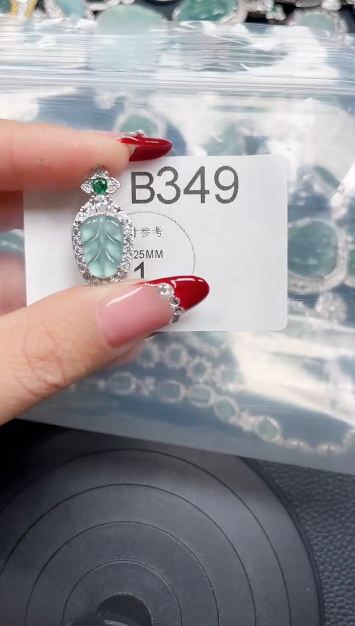 【闪购商品】翡翠颈饰未镶嵌赠皮绳349