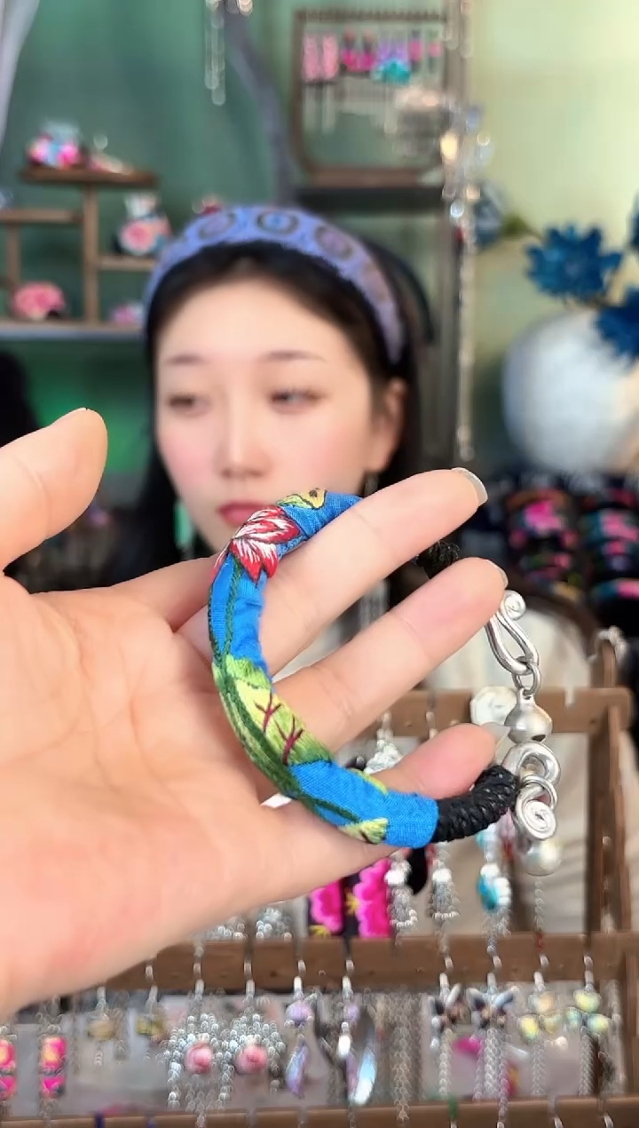 彩云南阁非遗老绣饰品638*