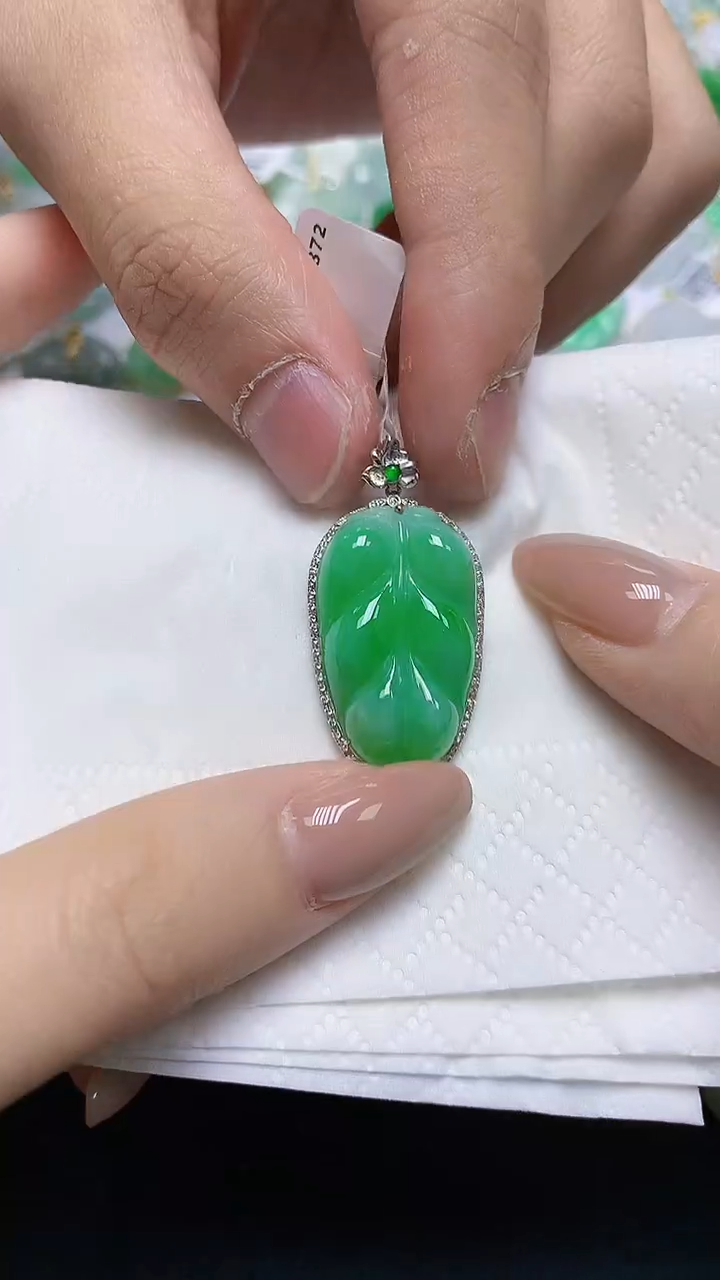翡翠18K金镶嵌颈饰天然缅甸A货翡翠