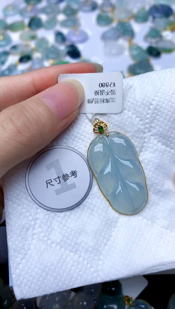 颈饰18K金镶嵌翡翠天然A货翡翠