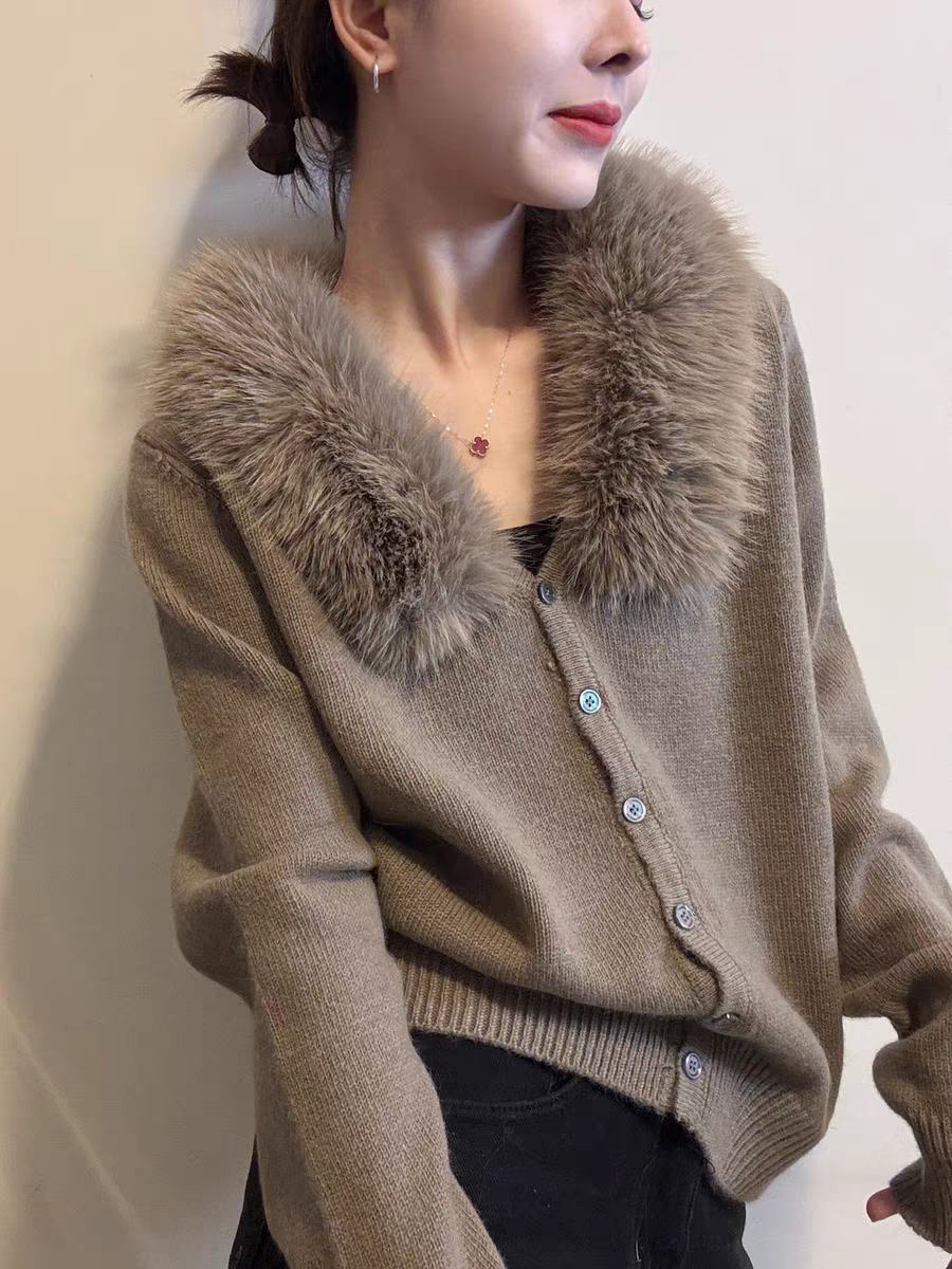 【济州岛】2025冬季：可拆卸毛毛领拼接纽扣针织开衫 759304