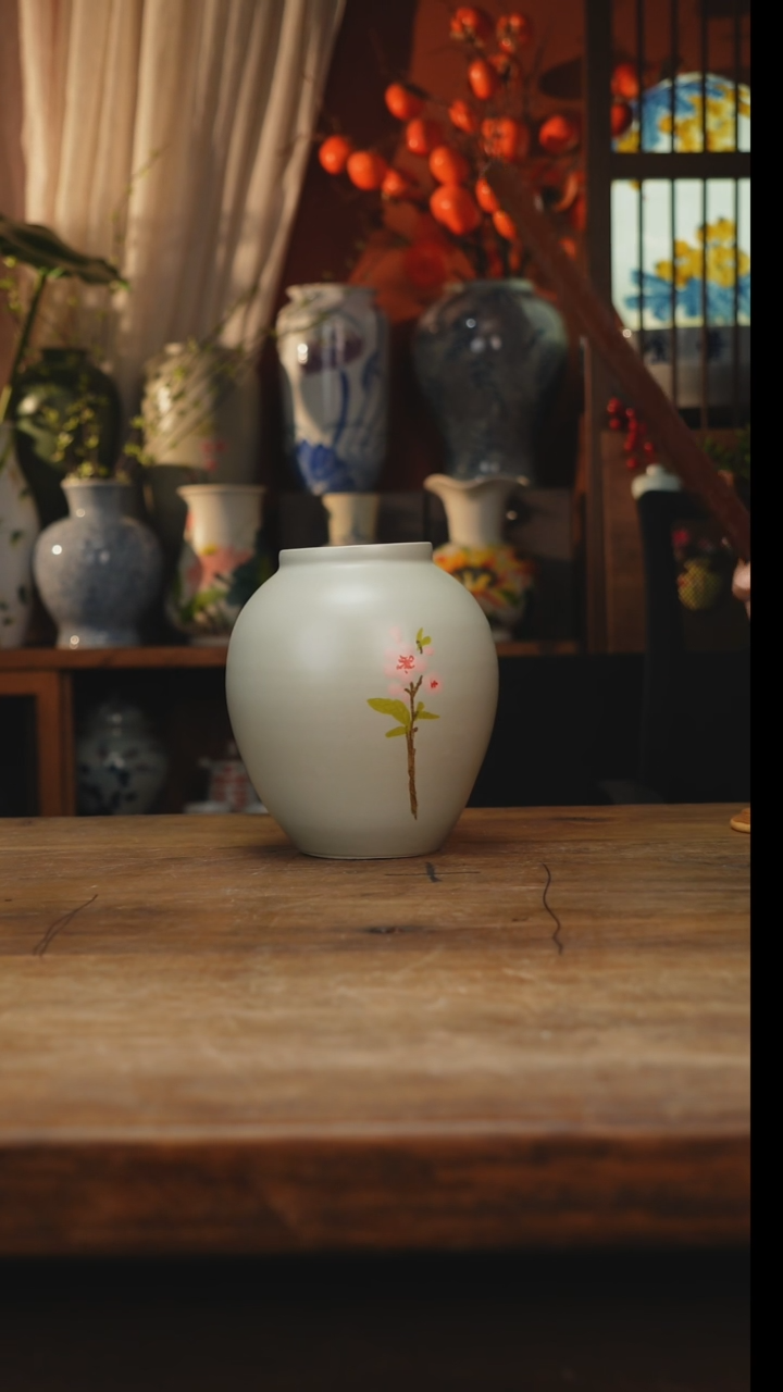 现代景德镇设计师釉下手绘陶瓷花瓶