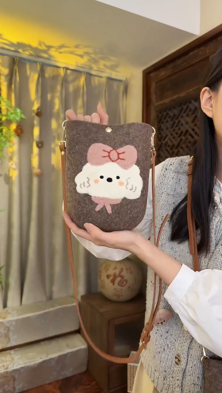 羊毛非遗纯手工包  手机包小狗