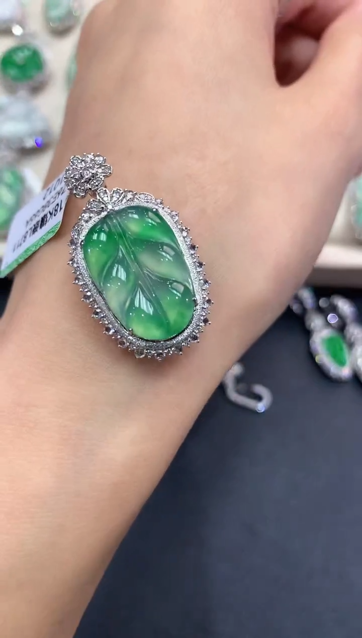 【闪购商品】翡翠吊坠(不含链)18K金镶嵌q150