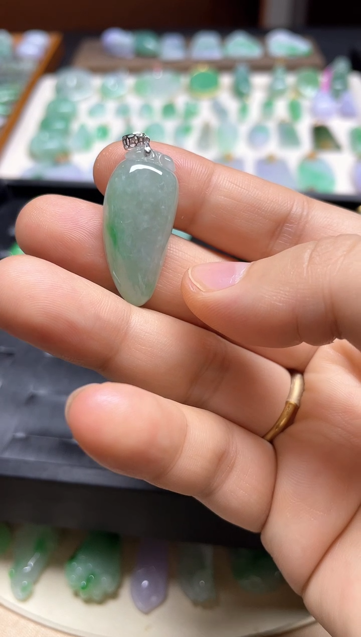 翡翠18K金镶嵌吊坠(不含链)辣椒