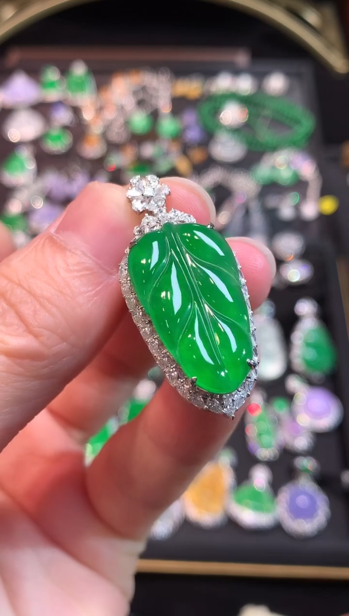 吊坠(赠链)18K金镶嵌翡翠高冰满色正阳绿树叶吊坠