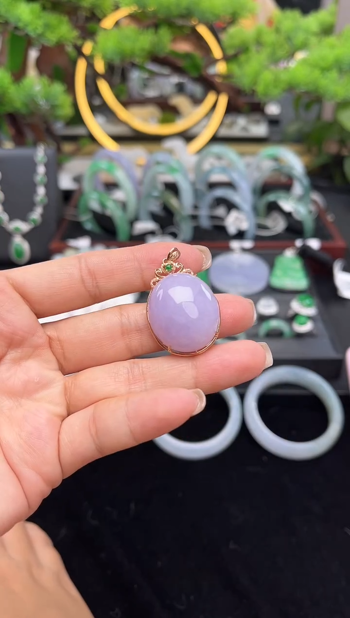 颈饰18K金镶嵌翡翠吊坠