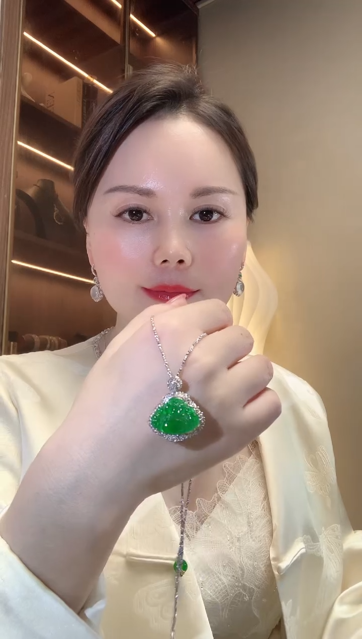 【闪购商品】翡翠吊坠(不含链)18K金镶嵌C42   