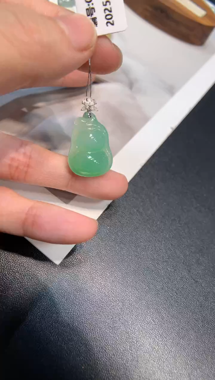 颈饰18K金镶嵌翡翠葫芦