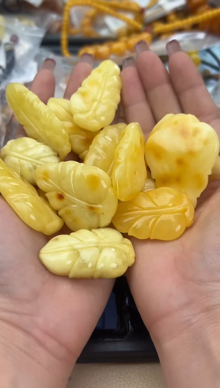 【闪购商品】琥珀裸石未镶嵌蜜蜡吊坠多样性发一条