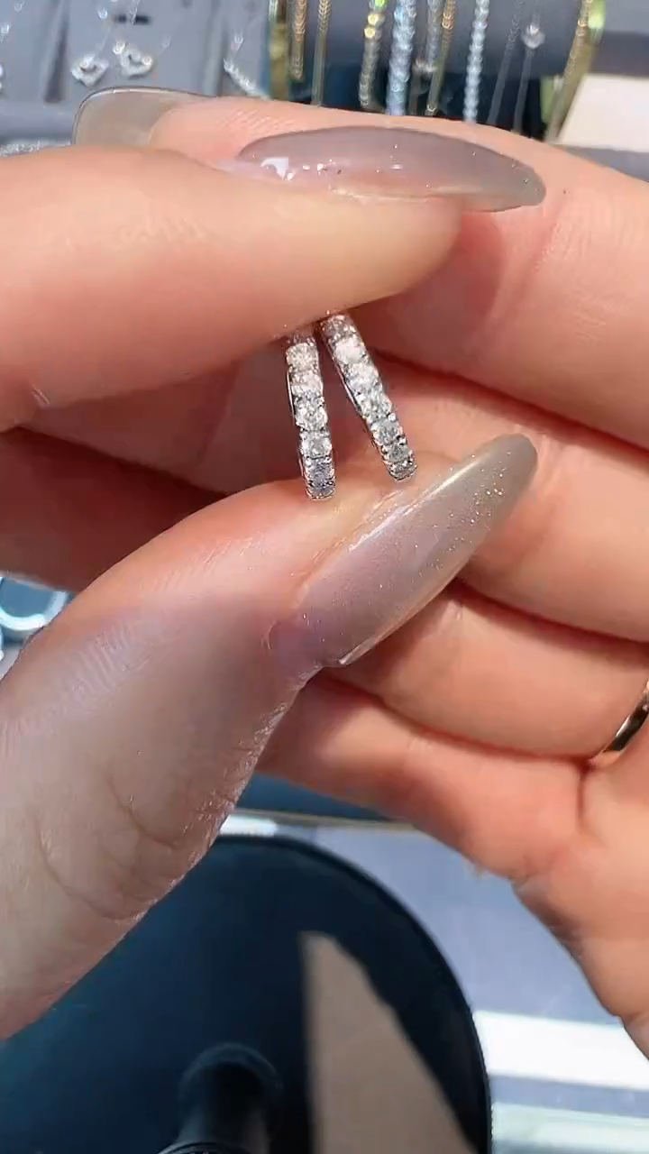 【闪购商品】钻石耳饰18K金镶嵌耳钉