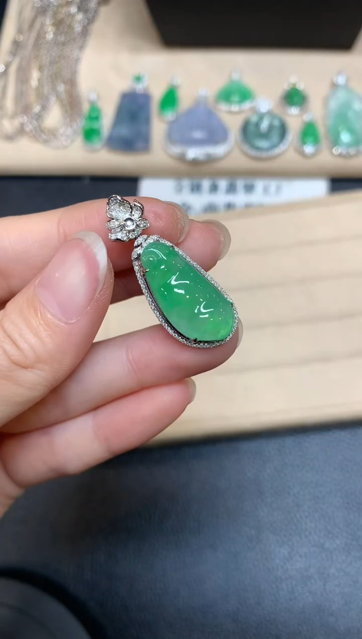 【闪购商品】翡翠颈饰18K金镶嵌福豆【无服务费