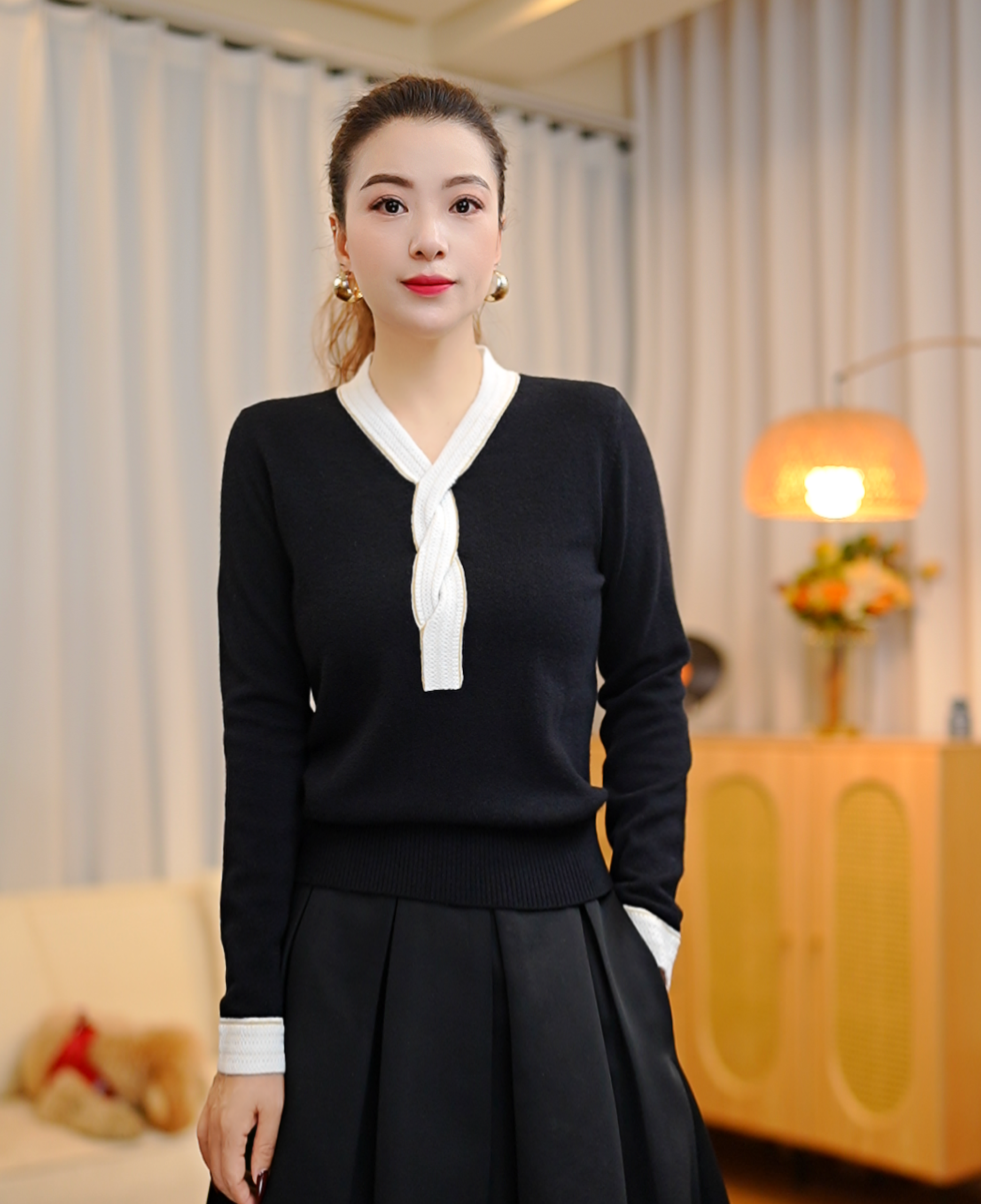 法式优雅V领设计感纽结羊毛黑色针织衫