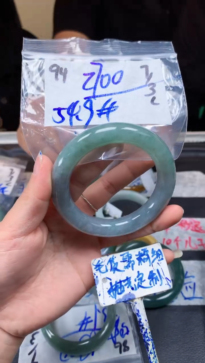 【闪购商品】定制翡翠未镶嵌94毛货需精细抛光手镯多样性拍一发一