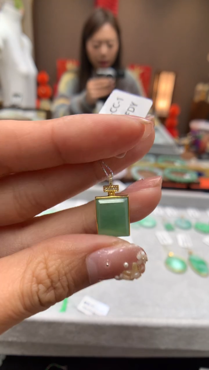 【闪购商品】翡翠颈饰18K金镶嵌无事牌