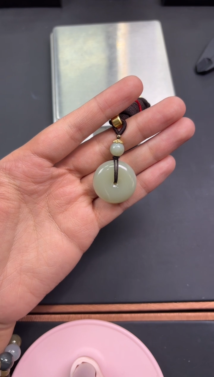 【闪购商品】和田玉吊坠(赠链)未镶嵌且末微色差近矿吊坠