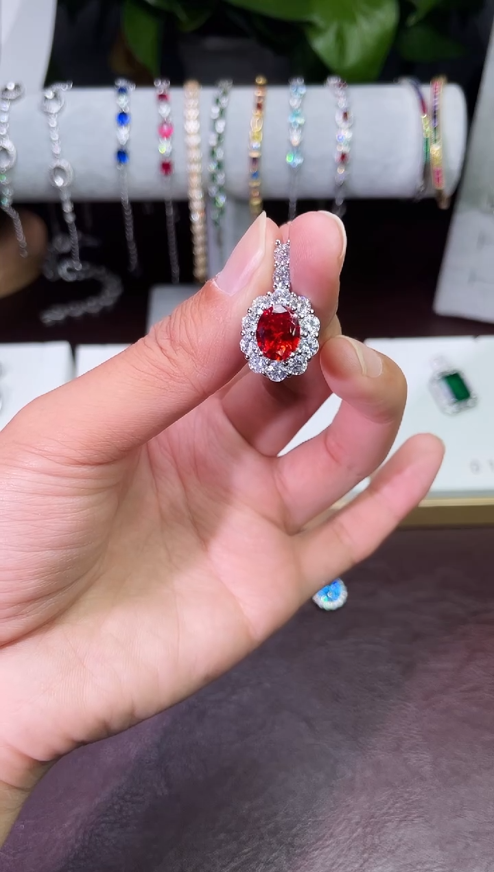 足铂镶嵌合成（培育）红宝石吊坠(赠链)芬达吊坠