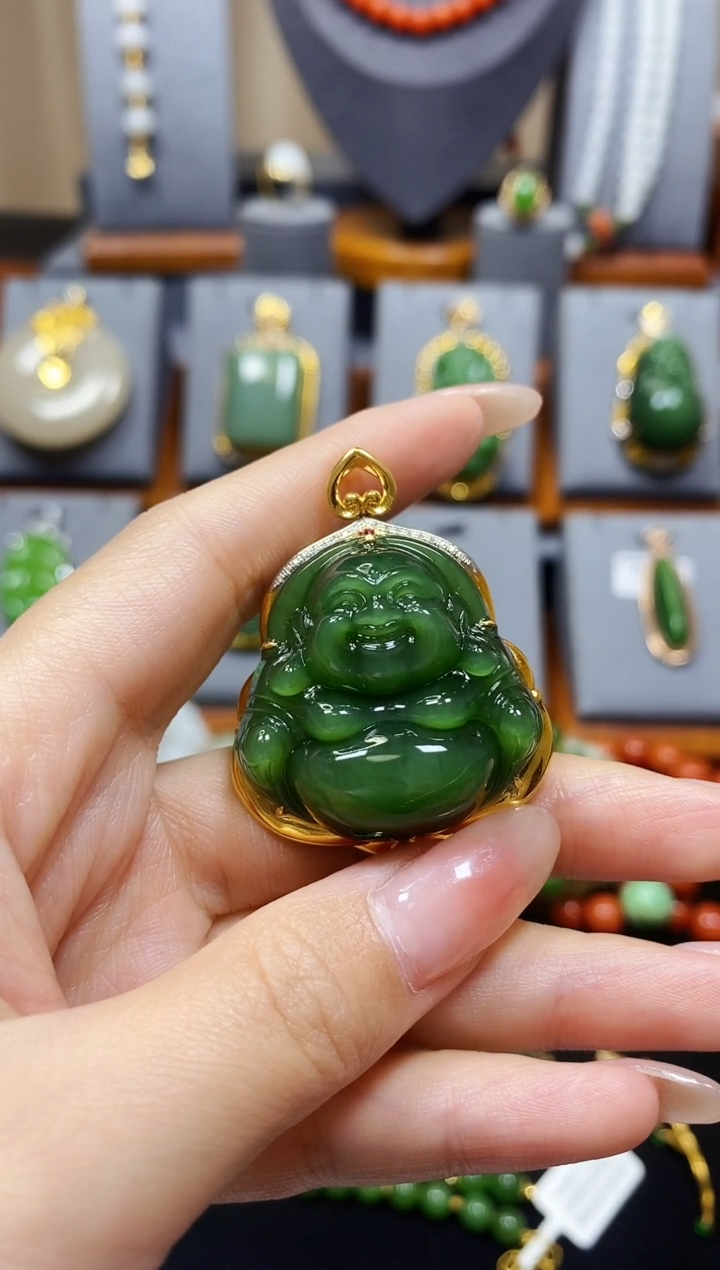 【闪购商品】和田玉碧玉冰绿佛公吊坠18K金镶嵌*
