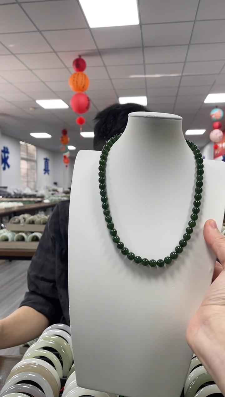 和田玉未镶嵌颈饰高品碧玉菠菜绿卡8项链一条