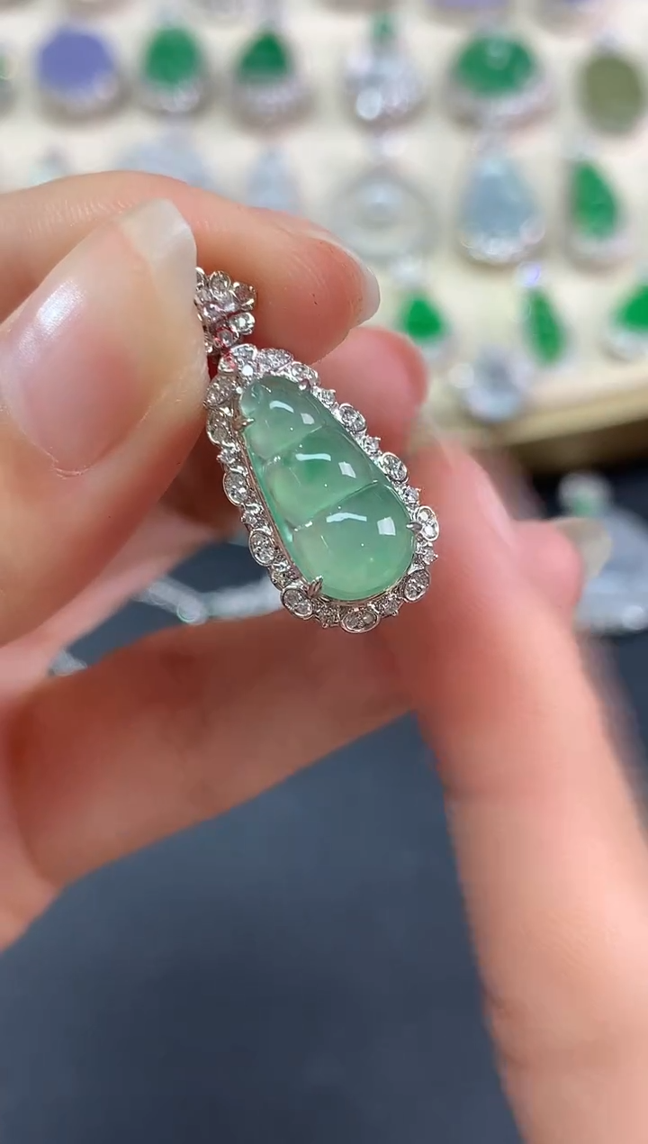 套链18K金镶嵌翡翠吊坠(不含链)|9800