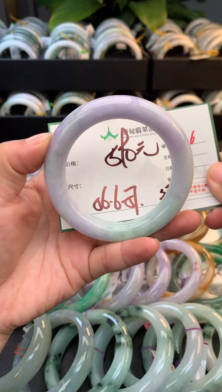 未镶嵌定制翡翠毛货需精细抛光+多人
