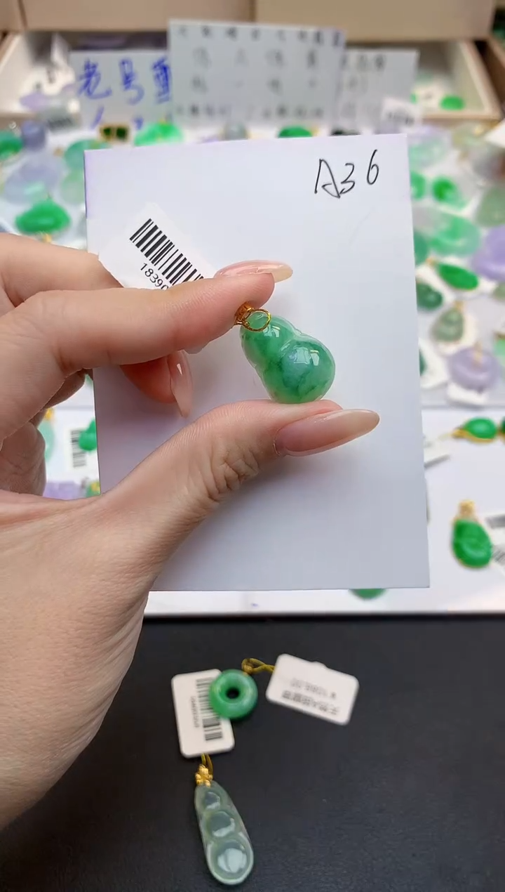 颈饰18K金镶嵌翡翠天然缅甸A货翡翠